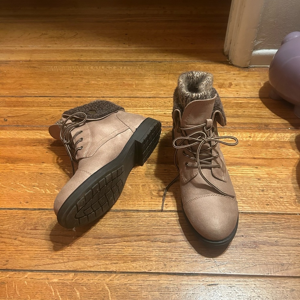 Beige, “Cliffs by White Mountain” boots size 8. - Picture 2 of 4